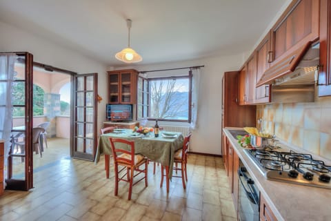 Family House, 1 Bedroom, Lakeside (Casa Serena park and Lake View) | Private kitchen | Fridge, microwave, oven, stovetop