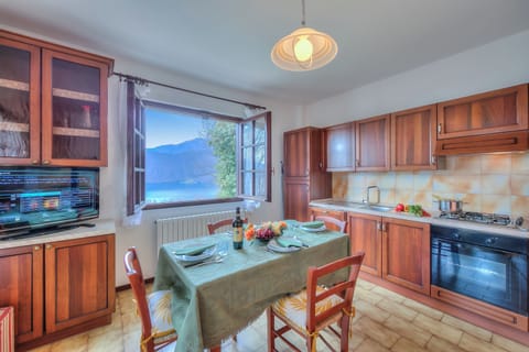 Family House, 1 Bedroom, Lakeside (Casa Serena park and Lake View) | Dining room