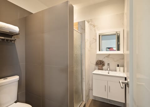 Comfort Room | Bathroom | Shower, free toiletries, hair dryer, towels
