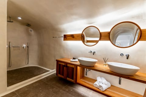 Cave Superior Suite with jacuzzi | Bathroom | Shower, rainfall showerhead, free toiletries, hair dryer