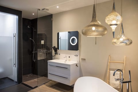 Romantic Studio Suite | Bathroom | Free toiletries, hair dryer, towels