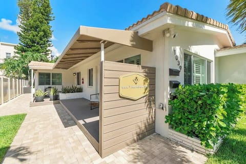 Huge property with 5 separate apartment villas including (3) 1 bedroom/1 bath units, (1) 2 bedroom 1 bath unit, and (1) 2 bedroom 2 bath unit.
Sleeps 16 people total!