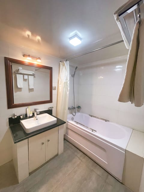 Premium Twin Room | Bathroom | Free toiletries, bathrobes, slippers, towels