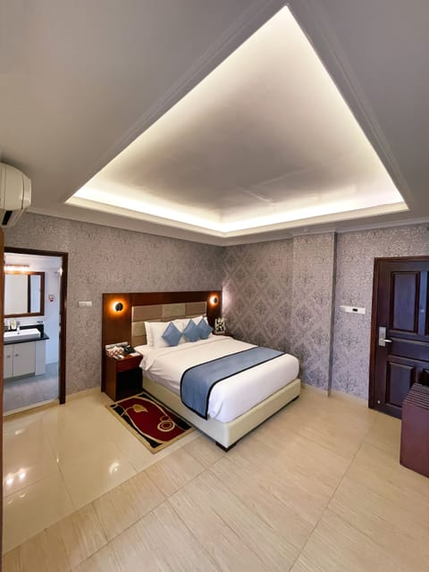 Superior Room | Desk, soundproofing, free WiFi, bed sheets