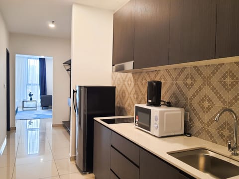 Studio Suite King | Private kitchen | Full-size fridge, microwave, stovetop, coffee/tea maker