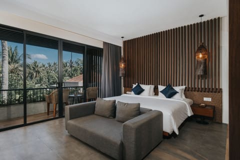 Suite with Balcony | Egyptian cotton sheets, premium bedding, down comforters, pillowtop beds