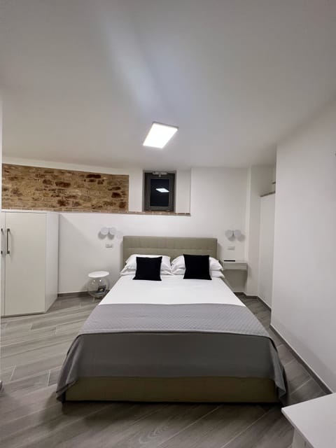 Deluxe Triple Room | In-room safe, desk, blackout drapes, soundproofing