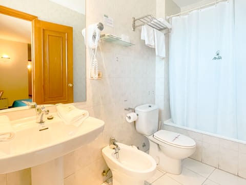 Triple Room, City View | Bathroom | Bathtub, free toiletries, hair dryer, bidet