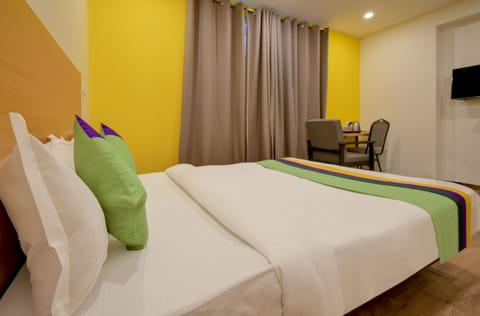 Economy Double Room | Desk, iron/ironing board, bed sheets