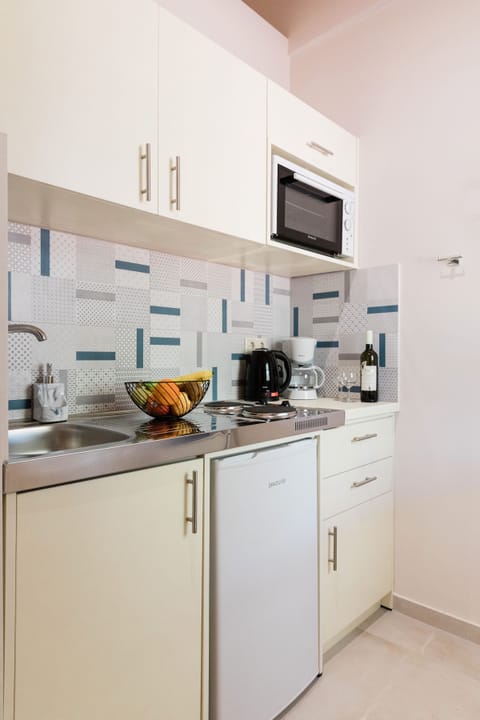 Junior Suite | Private kitchen | Fridge, stovetop, toaster oven, cookware/dishes/utensils