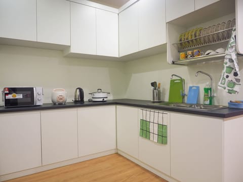 Full-size fridge, microwave, stovetop, electric kettle