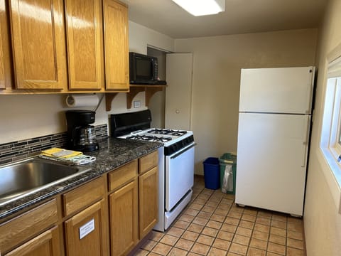 Economy Studio, 1 Queen Bed | Private kitchen | Microwave, coffee/tea maker