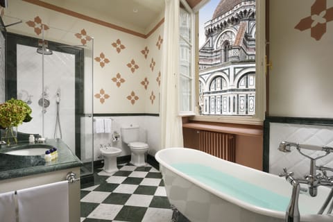 Deluxe Suite, City View (Royal) | Bathroom | Free toiletries, hair dryer, slippers, bidet