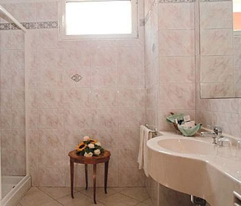 Combined shower/tub, free toiletries, hair dryer, towels