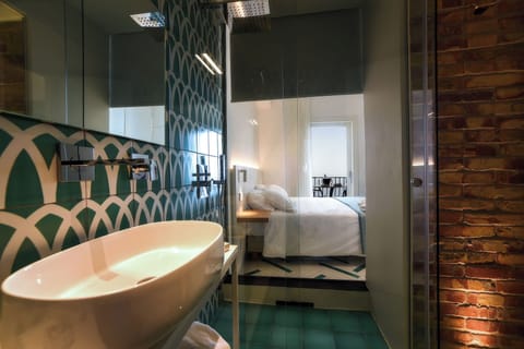 Executive Room | Minibar, in-room safe, desk, blackout drapes