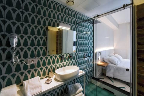 Executive Room | Minibar, in-room safe, desk, blackout drapes