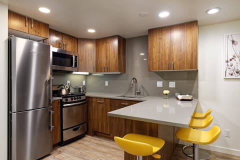 Enjoy a cup of coffee or apres ski beverage and appetizer at the welcoming breakfast bar for 4.