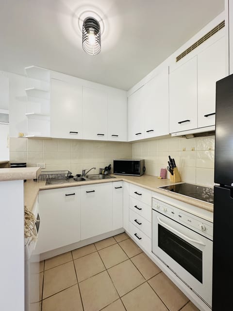 Comfort Apartment | Private kitchen | Microwave, oven, stovetop, toaster