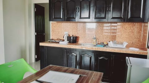 Premier Suite | Private kitchen | Mini-fridge, stovetop, toaster, rice cooker