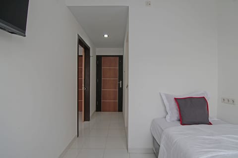 Family Triple Room | Desk, laptop workspace, free WiFi, bed sheets