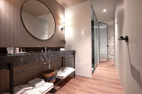 Virtudes Suite | Bathroom | Shower, free toiletries, hair dryer, bathrobes