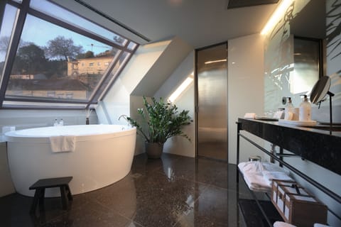 Alfandega Grand Suite | Bathroom | Shower, free toiletries, hair dryer, bathrobes