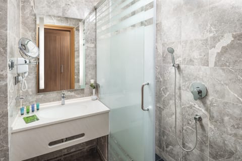 Standard Quadruple Room | Bathroom | Rainfall showerhead, hair dryer, slippers, bidet