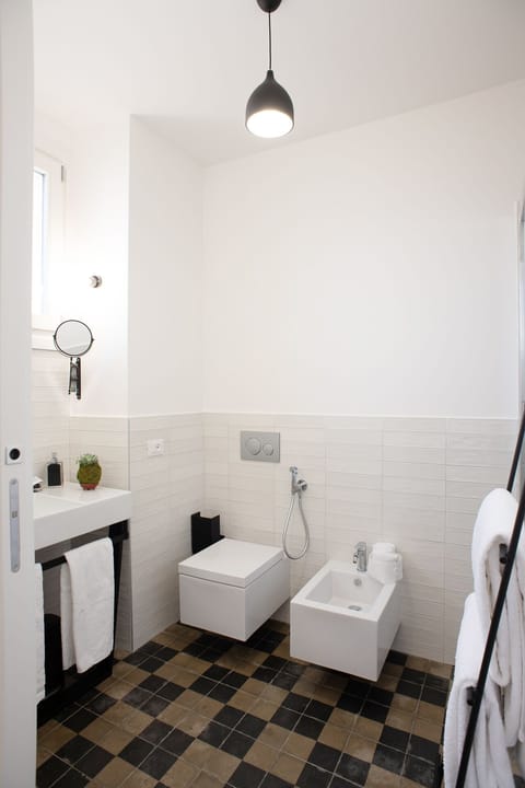 Classic Room | Bathroom | Shower, rainfall showerhead, hair dryer, bidet