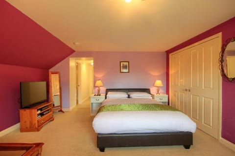 Premium Room, 1 King Bed, Non Smoking, Hill View | Memory foam beds, individually furnished, desk, iron/ironing board