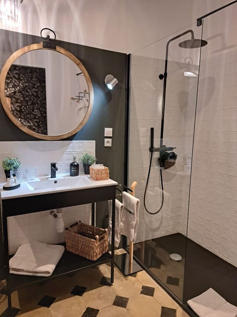 Romantic Suite | Bathroom | Shower, hair dryer, towels