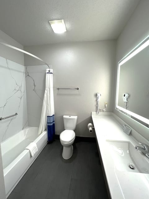 Combined shower/tub, deep soaking tub, free toiletries, hair dryer