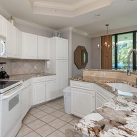 Condo, 2 Bedrooms | Private kitchen | Fridge, oven, coffee/tea maker