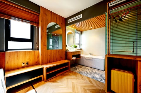 Deluxe Double Room | Bathroom | Shower, hydromassage showerhead, bathrobes, slippers