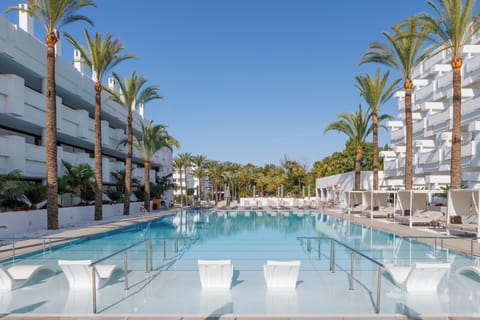 Outdoor pool, pool umbrellas, sun loungers