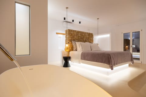 Superior Suite, Sea View, Infinity Private Pool | Minibar, in-room safe, desk, soundproofing