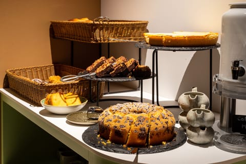 Daily continental breakfast (EUR 20 per person)