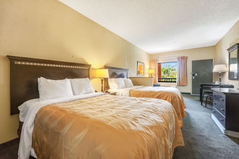 Studio Suite, 2 Double Beds, Pool View | Premium bedding, pillowtop beds, in-room safe, desk