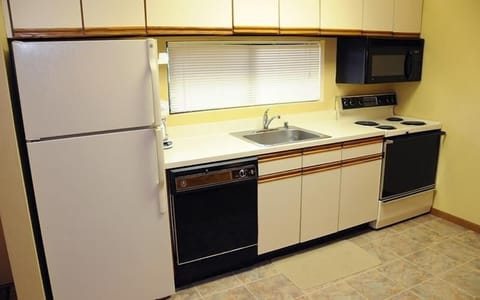 Condo, 3 Bedrooms | Private kitchen | Fridge, oven, coffee/tea maker, toaster