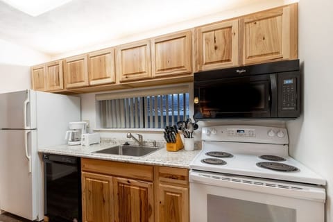 Condo, 3 Bedrooms | Private kitchen | Fridge, oven, coffee/tea maker, toaster