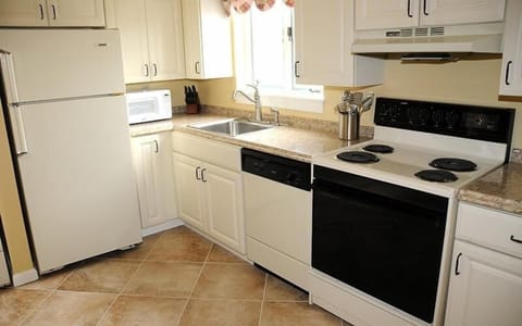 Condo, 2 Bedrooms | Private kitchen | Fridge, oven, coffee/tea maker, toaster