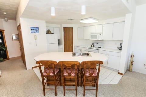 Condo, 2 Bedrooms | Private kitchen | Fridge, oven, coffee/tea maker, toaster