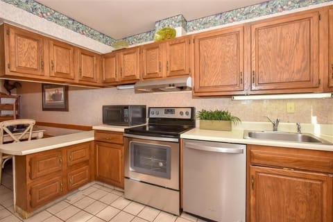 Condo, 3 Bedrooms | Private kitchen | Fridge, oven, coffee/tea maker, toaster