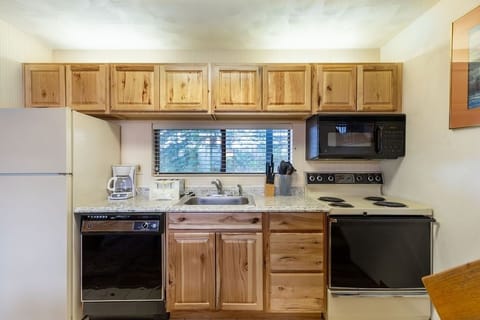 Condo, 4 Bedrooms | Private kitchen | Fridge, oven, coffee/tea maker, toaster