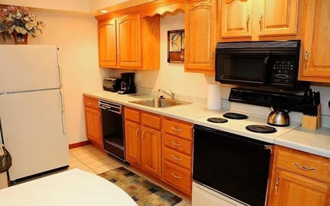 Condo, 2 Bedrooms | Private kitchen | Fridge, oven, coffee/tea maker, toaster