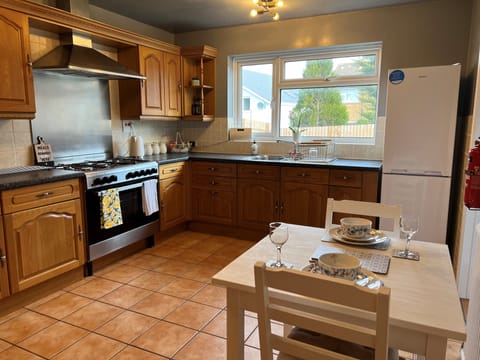 House | Private kitchen | Fridge, microwave, oven, stovetop