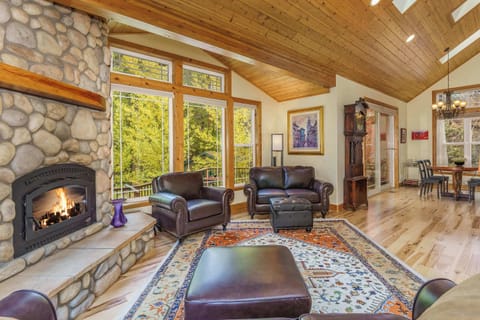 House, Multiple Beds, Patio, Mountain View (Yosemite Insiders) | Living area | 42-inch flat-screen TV with digital channels, fireplace
