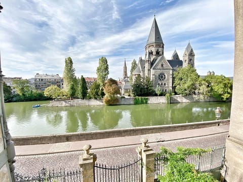 site of interest nearby view monument