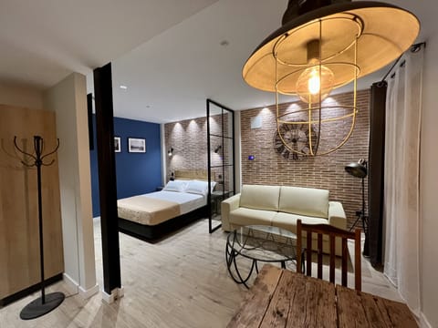 Deluxe Studio Suite, 1 Queen Bed, Non Smoking, Courtyard View | Premium bedding, down comforters, individually decorated