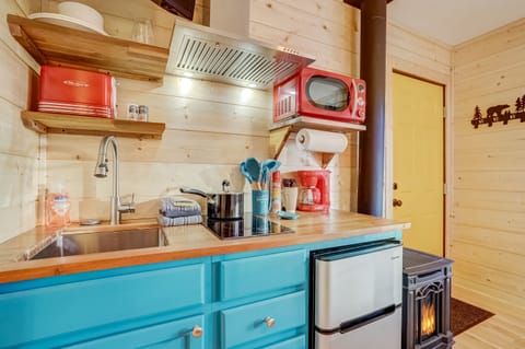 Business Room | Private kitchen | Mini-fridge, coffee/tea maker