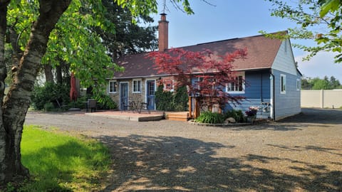 All 3 doors are yours! Open bedroom screendoors & kitchen to orchard breezes.